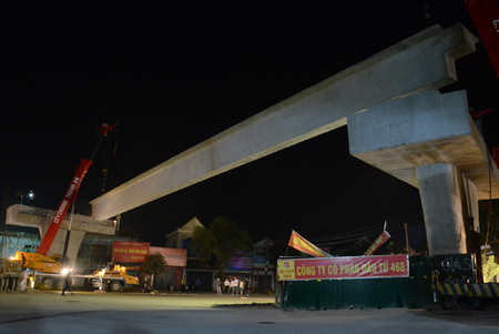 Phiến dầm đầu ti&ecirc;n được nh&agrave; thầu lao lắp th&agrave;nh c&ocirc;ng