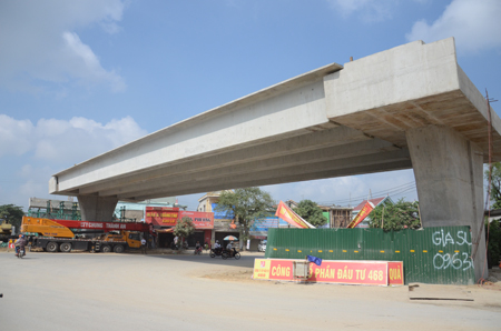 Việc lao lắp dầm th&agrave;nh c&ocirc;ng đ&aacute;nh dấu bước chuyển quan trọng trong qu&aacute; tr&igrave;nh thi c&ocirc;ng dự &aacute;n.