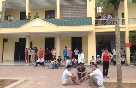 Rất đông người nhà kéo đến vây Bệnh viện Đa khoa Quốc Oai sau cái chết đột ngột của cháu Nhung