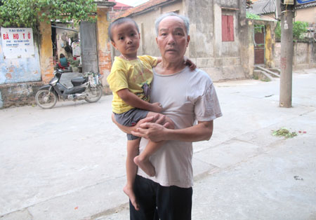 Bố đẻ anh Hiền v&agrave; đứa con nhỏ mới 3 tuổi của nạn nh&acirc;n