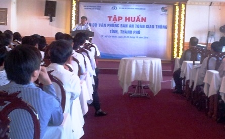 Tại buổi tập huấn c&aacute;n bộ Ban ATGT được phổ biến quy định về quản l&yacute; hoạt động kinh doanh vận tải đường bộ...