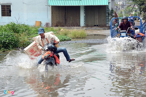Người đ&agrave;n &ocirc;ng giao h&agrave;ng bằng xe m&aacute;y d&ugrave; đ&atilde; cố hết sức cố gắng nhưng vẫn trở th&agrave;nh nạn nh&acirc;n của c&aacute;i 