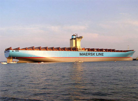 T&agrave;u Emma Maersk c&oacute; chiều d&agrave;i 396,8m; chiều rộng 56,40m