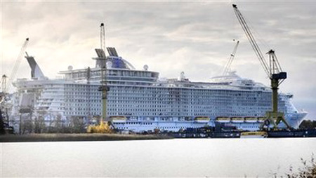 Ảnh chụp ng&agrave;y 28/10 con t&agrave;u lớn nhất được đ&oacute;ng từ trước đến nay.