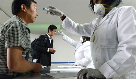 Kiểm tra Ebola tại S&acirc;n bay Gatwick