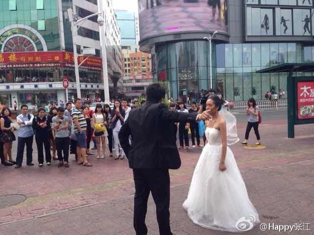  Mặc d&ugrave; bị đối xử tệ nhưng c&ocirc; g&aacute;i n&oacute;i rằng v&igrave; muốn thử l&ograve;ng ch&agrave;ng trai c&oacute; thật sự y&ecirc;u m&igrave;nh kh&ocirc;ng n&ecirc;n đ&atilde; ho&aacute; trang th&agrave;nh b&agrave; l&atilde;o 70 gi&agrave; nua, xấu x&iacute; v&agrave; hỏi, nếu em 70 tuổi rồi anh c&oacute; c&ograve;n y&ecirc;u em nữa kh&ocirc;ng? 