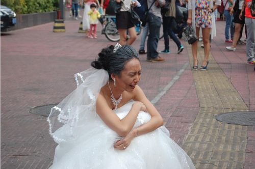 Tuy nhi&ecirc;n, chồng chưa cưới của c&ocirc; đ&atilde; bỏ đi m&agrave; kh&ocirc;ng th&egrave;m ngo&aacute;i đầu lại, bỏ mặc c&ocirc; bạn g&aacute;i ngồi kh&oacute;c nức nở giữa đường. 