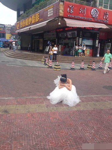 Ch&agrave;ng trai rất tức giận v&igrave; cho rằng c&ocirc; l&agrave;m cho anh bị mất mặt v&agrave; tổn thương. Kết quả, buổi chụp ảnh cưới cũng như h&ocirc;n lễ của họ đ&atilde; bị huỷ bỏ.