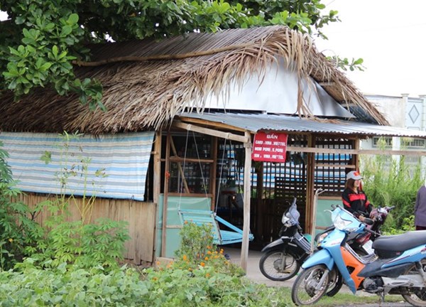 Qu&aacute;n c&agrave; ph&ecirc; ven quốc lộ 1A nơi anh Nghiệp bu&ocirc;n b&aacute;n gi&uacute;p gia đ&igrave;nh từ khi vợ bỏ đi