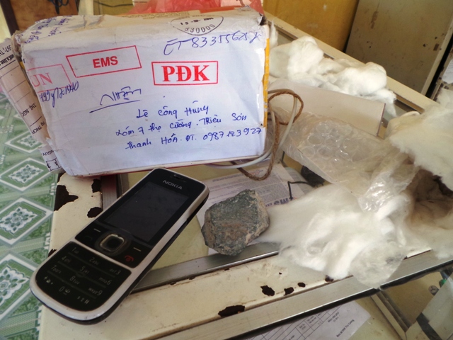 Nội dung gửi là chiếc Iphone 5 nhưng khi về tới xã thì