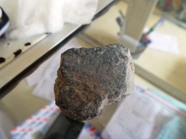 Thay vì nhận chiếc Iphone 5 từ người gửi thì anh Cường lại nhận được những viên đá như thế này