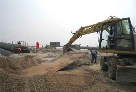 Tuyến đường c&ocirc;ng vụ đang được gấp r&uacute;t thi c&ocirc;ng vươn ra biển để phục vụ x&acirc;y dựng c&aacute;c trụ của c&acirc;y cầu vượt biển nối đất liền với đảo 