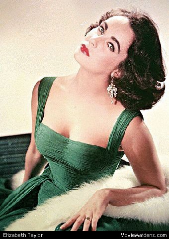 Sắc đẹp của Elizabeth rực rỡ đến nỗi “quả bom gợi cảm” Marilyn Monroe luôn tỏ ra đố kị và ghen tị với những thành công và sự ca ngợi giới truyền thông dành cho Elizabeth.