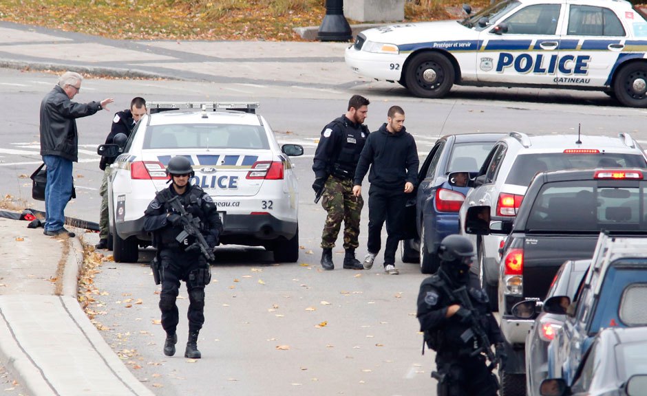 Cảnh s&aacute;t phong toả hiện trưởng v&agrave; kiểm tra an ninh đối với c&aacute;c xe ra v&agrave;o