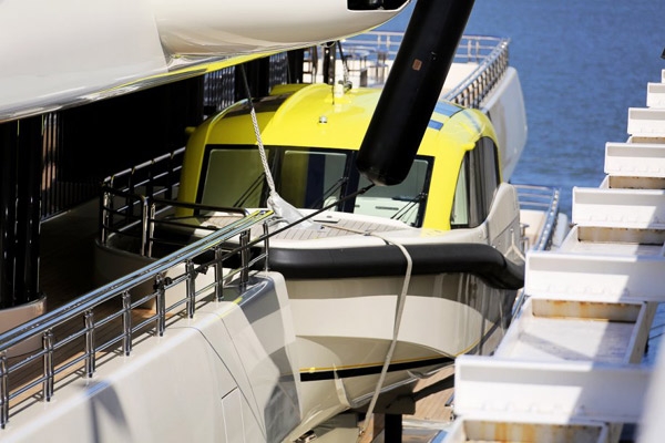 C&oacute; cả thuyền loại nhỏ đi k&egrave;m