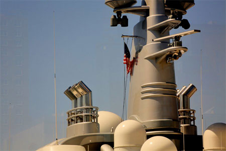 Khoang nhi&ecirc;n liệu của du thuyền Eclipse c&oacute; thể chứa 100.000 gallon nhi&ecirc;n liệu, tương đương khoảng 380.000 l&iacute;t.