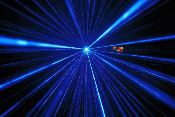 Eclipse c&ograve;n được cho l&agrave; c&oacute; hệ thống ph&ograve;ng thủ bằng lazer để ngăn c&aacute;nh săn ảnh t&aacute;c nghiệp đối với c&aacute;c vị kh&aacute;ch tr&ecirc;n du thuyền.