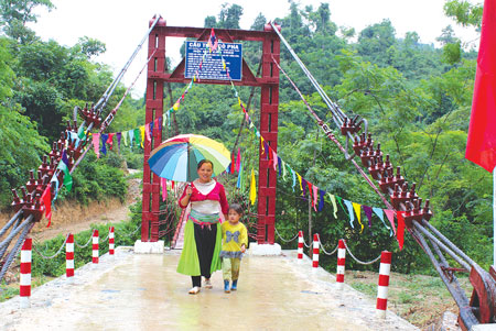 Cầu treo C&ograve; Pha (Chợ Đồn - Bắc Kạn) được kh&aacute;nh th&agrave;nh ng&agrave;y 28/8/2014