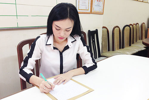 Cao Th&ugrave;y Linh viết tường tr&igrave;nh v&agrave; đ&oacute;ng phạt tại buổi l&agrave;m việc với Thanh tra Sở Văn h&oacute;a Thể thao v&agrave; Du lịch TP HCM