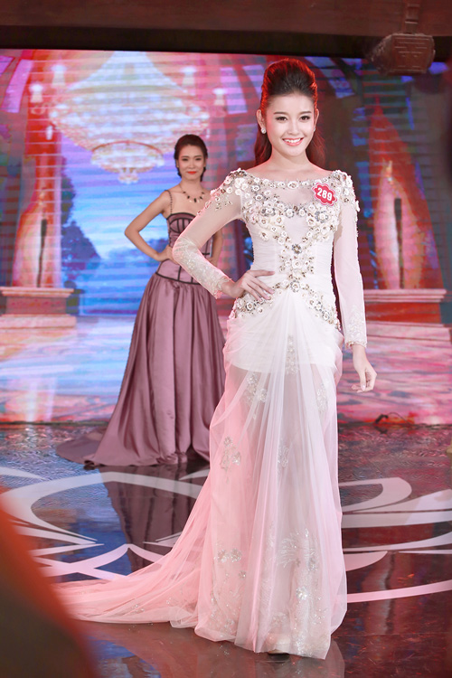 Nguyễn Trần Huyền My (19 tuổi), học vi&ecirc;n Học viện Thời trang London.