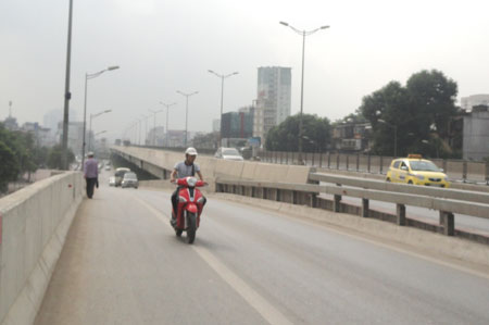 Xe m&aacute;y ngang nhi&ecirc;n đi v&agrave;o đường V&agrave;nh đai 3 tr&ecirc;n cao