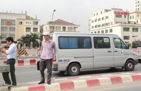 &Ocirc; t&ocirc; trả kh&aacute;ch ngay tr&ecirc;n đường tr&ecirc;n cao