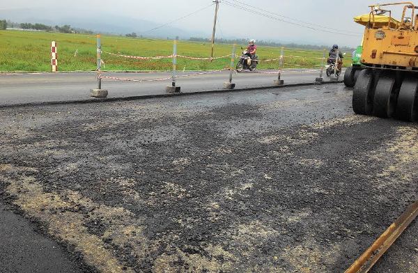 Ảnh nh&agrave; thầu thảm nhựa dưới mưa (Ảnh Internet)