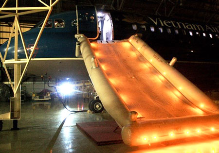 T&igrave;nh huống giả định m&aacute;ng thuyền phao bung ra để h&agrave;nh kh&aacute;ch nhanh ch&acirc;n khẩn nguy tho&aacute;t hiểm