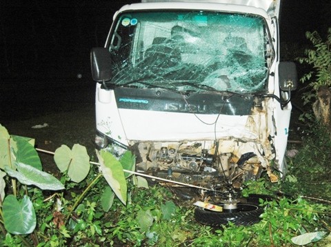 Chiếc xe m&aacute;y bị xe &ocirc; t&ocirc; đẩy đi đến 25m