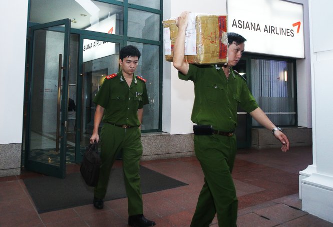 Việc kh&aacute;m x&eacute;t nơi l&agrave;m việc của &ocirc;ng H&agrave; Văn Thắm tại t&ograve;a nh&agrave; DAEHA 360 Kim M&atilde;, Q.Ba Đ&igrave;nh, H&agrave; Nội kết th&uacute;c l&uacute;c 22h ng&agrave;y 24/10. Tại đ&acirc;y, cơ quan điều tra thu giữ nhiều t&agrave;i liệu li&ecirc;n quan đến vụ &aacute;n - Ảnh: Nguyễn Kh&aacute;nh