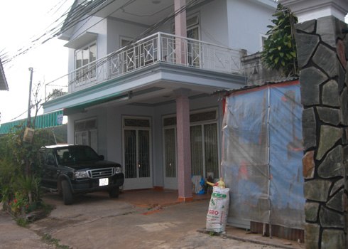 Một nửa n&ocirc;ng d&acirc;n trồng hoa ở l&agrave;ng Vạn Th&agrave;nh c&oacute; &ocirc;t&ocirc; trong nh&agrave;