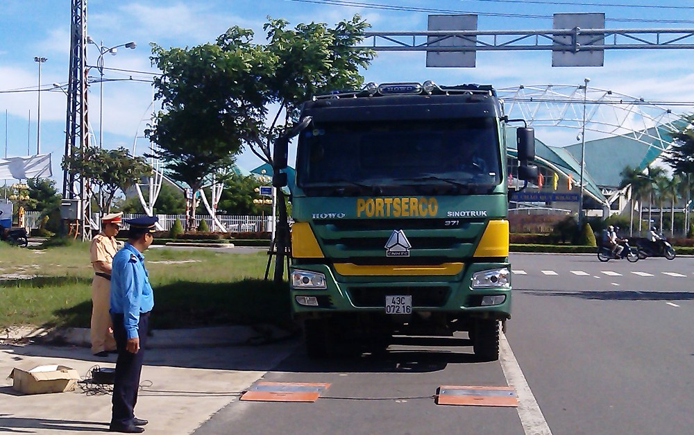 Xe ben BKS 43C-072.16 chở 36 tấn trong khi trong tải cho ph&eacute;p 12 tấn. Ảnh CSGT Đ&agrave; Nẵng cung cấp