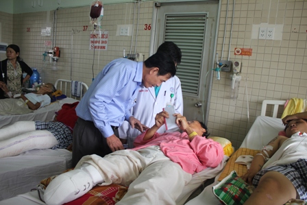 Ph&oacute; TBT b&aacute;o Giao Th&ocirc;ng Nguyễn Văn Ninh trao tặng 10 triệu đồng từ Quỹ 