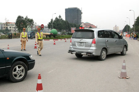 CSGT lập chốt kiểm tra nồng độ cồn tr&ecirc;n địa b&agrave;n TP Bắc Ninh