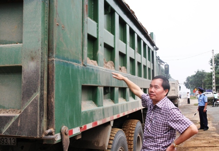 &Ocirc;ng Nguyễn Văn Huyện, chỉ vết t&iacute;ch của cơi th&ugrave;ng của xe vi phạm
