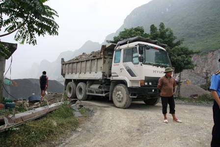 Xe chạy trong mỏ cũng chở vượt th&agrave;nh th&ugrave;ng