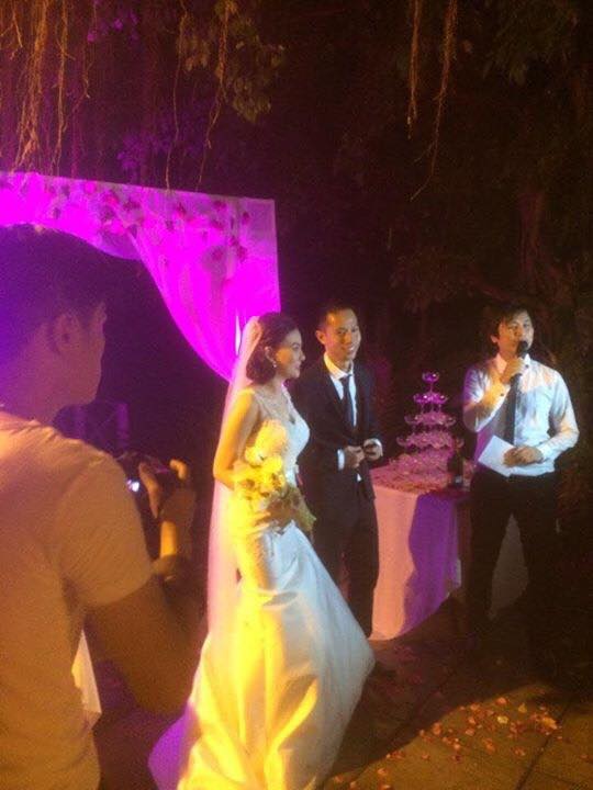 C&ocirc; d&acirc;u ch&uacute; rể hạnh ph&uacute;c trong đ&aacute;m cưới