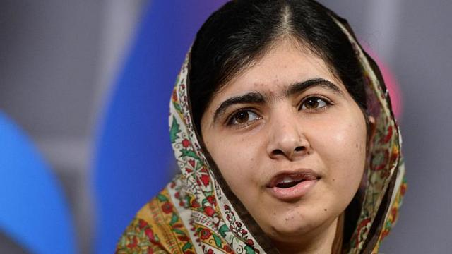 C&ocirc; b&eacute; Malala Yousafzai, 17 tuổi người Pakistan, người trẻ nhất đạt giải Nobel h&ograve;a b&igrave;nh ủng hộ 50.000 USD x&acirc;y trường cho trẻ em ở Gaza