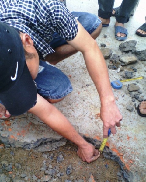 Anh H&ograve;a d&ugrave;ng thước đo cho thấy nhiều đoạn đường, độ d&agrave;y của b&ecirc; t&ocirc;ng chỉ c&oacute; 4 cm