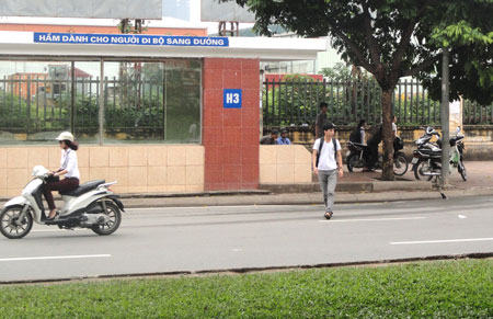 C&oacute; hầm đi bộ nhưng nam thanh ni&ecirc;n vẫn thản nhi&ecirc;n sang đường (Ảnh chụp tại hầm H3 cạnh bến xe Mỹ Đ&igrave;nh)