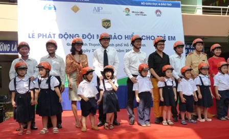 Đại diện c&aacute;c ban ng&agrave;nh trao tượng trưng mũ bảo hiểm cho 10 em học sinh trường Tiểu học Nguyễn Trọng Tuyển