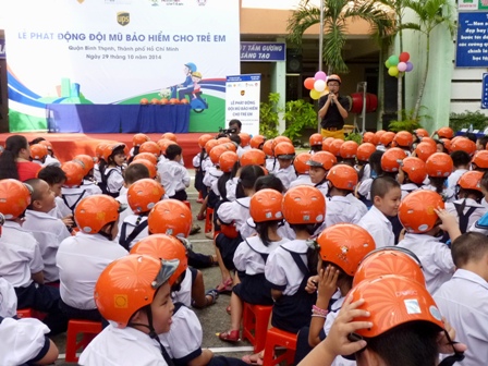 Kh&ocirc;ng kh&iacute; buổi lễ s&ocirc;i động hơn khi diễn vi&ecirc;n Đại Nghĩa hướng dẫn c&aacute;c em học sinh đội mũ đ&uacute;ng c&aacute;ch