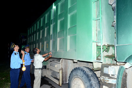 Đo k&iacute;ch thước th&ugrave;ng h&agrave;ng, lập bi&ecirc;n bản buộc chủ xe phải đưa phương tiện đi cắt th&ugrave;ng