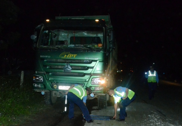 Lực lượng chức năng Nghệ An, phục k&iacute;ch, xử l&yacute; xe qu&aacute; tải trong đ&ecirc;m