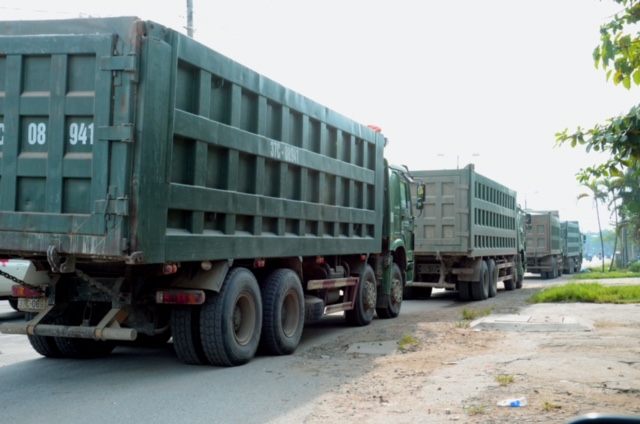 Số lượng xe Howo th&ugrave;ng khủng được xử l&yacute; trong một đ&ecirc;m