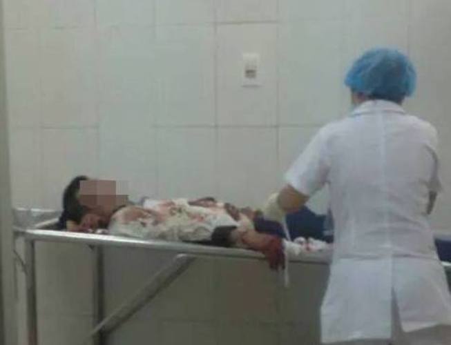 Nam bệnh nh&acirc;n bị c&ocirc;n đồ h&agrave;nh hung ngay trong bệnh viện