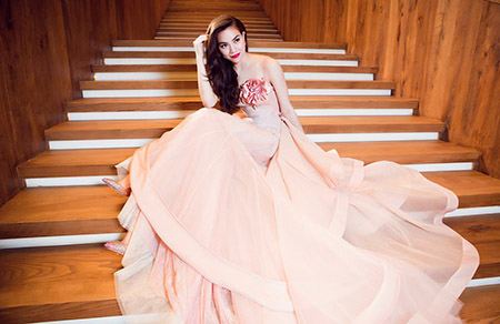 Những ng&agrave;y qua, mặc do dư luận kh&ocirc;ng ngừng mổ xẻ nghi &aacute;n Hồ Ngọc H&agrave; v&agrave; Cường Đ&ocirc; la ly th&acirc;n, nữ ca sĩ vẫn miệt m&agrave;i luyện tập, chuẩn bị cho chương tr&igrave;nh kỷ niệm một chặng đường d&agrave;i ca h&aacute;t.