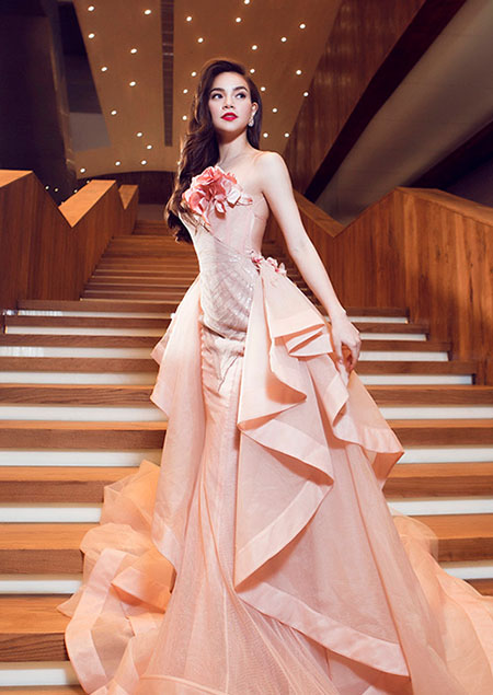 B&ocirc;̣ ảnh được thực hi&ecirc;̣n bởi nhi&ecirc;́p ảnh gia L&ecirc; Thi&ecirc;̣n Vi&ecirc;̃n, với sự giúp đỡ của stylist Kye Nguy&ecirc;̃n, chuy&ecirc;n vi&ecirc;n trang điểm Nguy&ecirc;̃n Hùng, làm tóc Phùng Thành Phương.