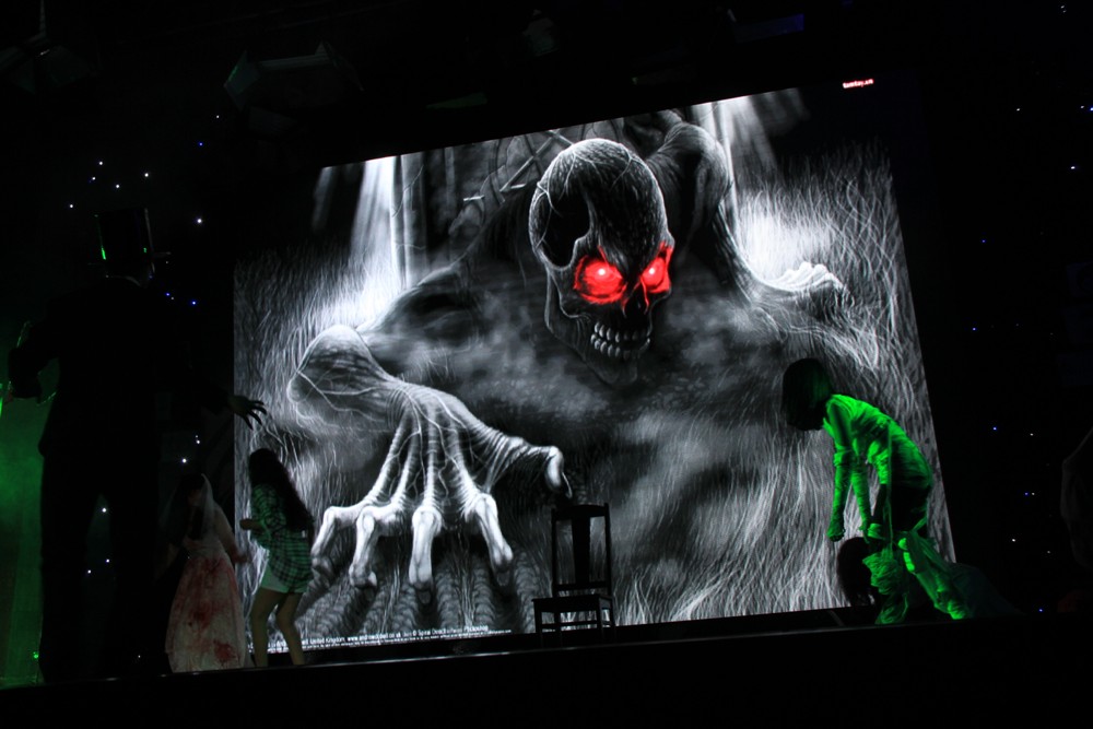 1.Vở kịch với kiểu h&oacute;a trang 