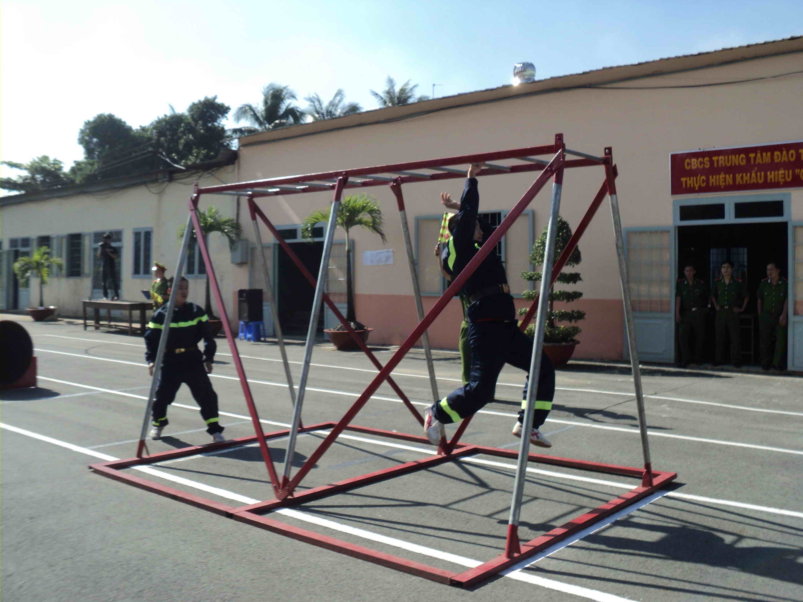 C&aacute;c chiến sĩ thực hiện c&aacute;c phần thi đu x&agrave; v&agrave; vượt v&ograve;ng lửa